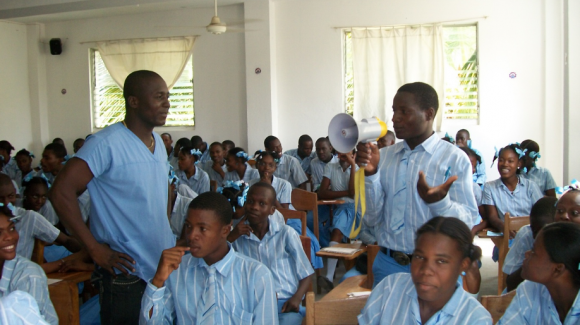Dr. Yves Frederic estimula debates sobre la educación sexual entre jóvenes  de colegios e Institutos de Haití